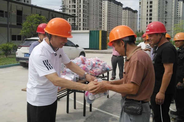 市建設(shè)局、市建筑業(yè)協(xié)會(huì)領(lǐng)導(dǎo)親臨現(xiàn)場(chǎng)慰問(wèn)一線工人